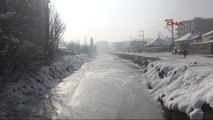 Hakkari Yüksekova'da Buz Tutan Dere Kayak Pistine Dönüştü