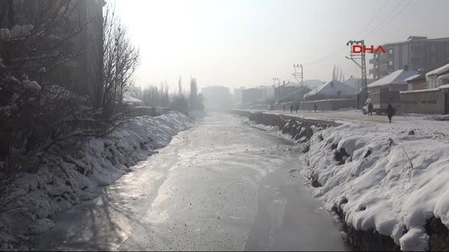 Hakkari Yüksekova'da Buz Tutan Dere Kayak Pistine Dönüştü