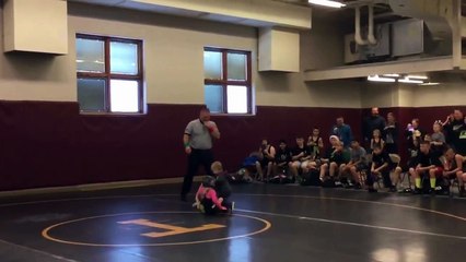 Un petit frère pense que sa soeur lutteuse se bat pour de vrai