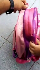 Cette fillette veut emmener son chien dans son sac d'école... Trop mignonne