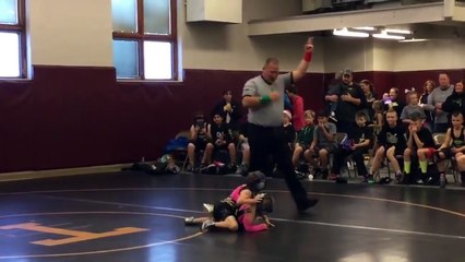 Un petit frère pense que sa soeur lutteuse se bat pour de vrai