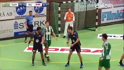 Ils font un "high five" qui finit dans les parties intimes d'un adversaire