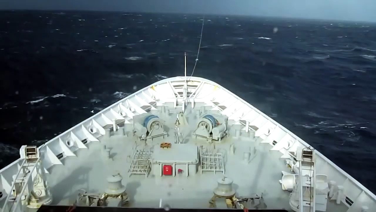 Une vague monstrueuse s'abat sur un bateau !