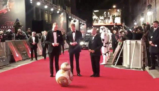 BB-8 se prosterne devant les princes William et Harry à l'avant-première de Star Wars VIII The Last Jedi