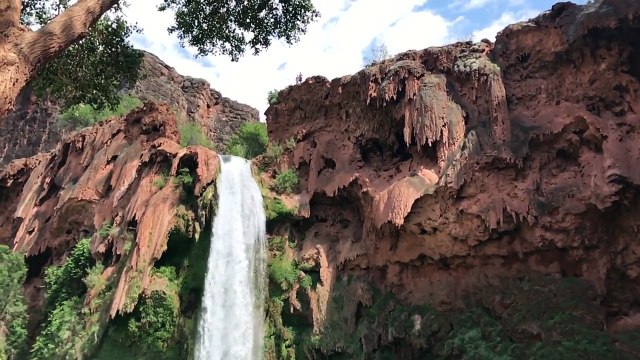 Saut impressionnant d'une cascade de 35m de haut !!