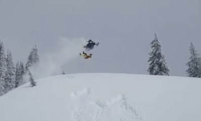 Saut en motoneige : il s'envole et manque de se la prendre sur la tête !