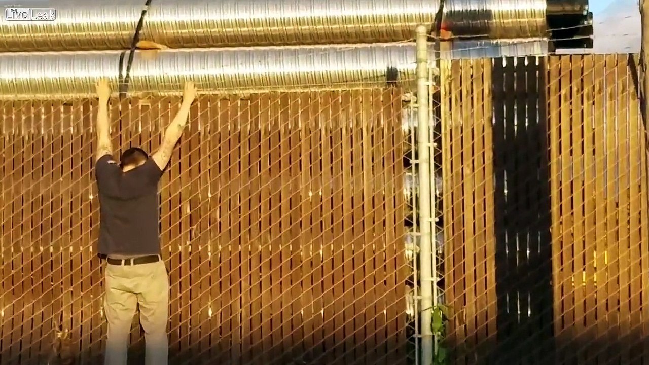 Drogué cet homme se suspend à des fils barbelés...