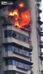 S'échappant de son appart en feu il passe par la fenêtre de son voisin d'en-dessous !