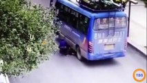 Un petit garçon se fait écraser par un bus et survit de façon miraculeuse !