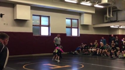 Un petit frère pense que sa soeur lutteuse se bat pour de vrai