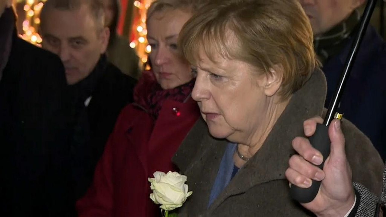 Berlino: Merkel visita il mercatino di Natale teatro di attentato un anno fa