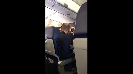 Surprise en train de fumer dans un avion, une femme menace de tuer tout le monde
