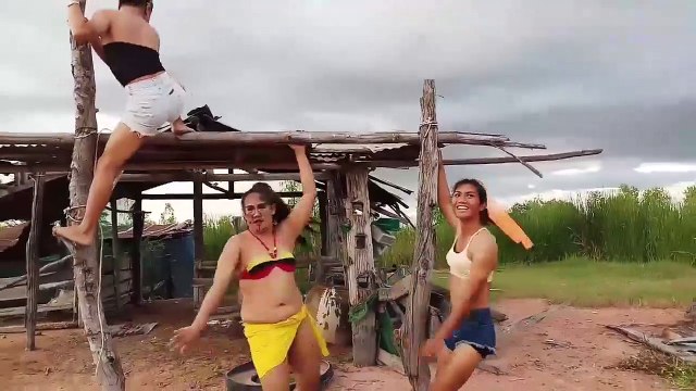 Trois « filles » dansent de façon WTF sur trois bouts de bois