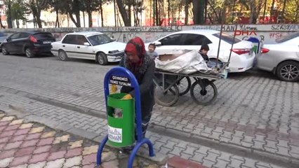 Batman'da 2 Kadın Küçük Çocukları ile Çöplerden Plastik ve Karton Topluyor