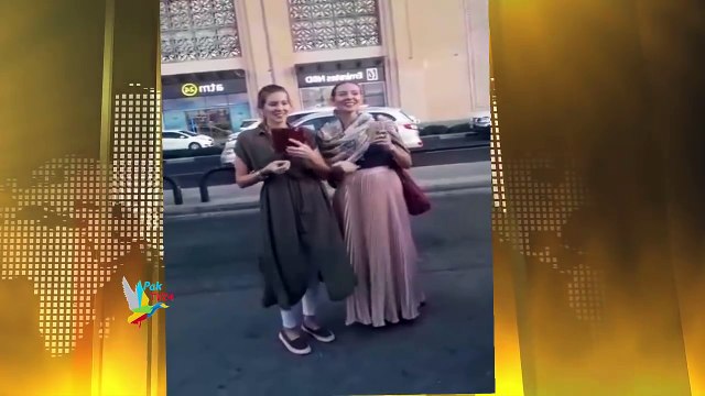 British girl singing Pakistani qawali on road - street singers with amazing voice