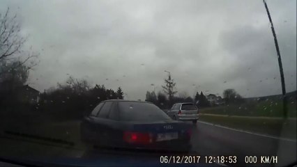 Ce chauffard double alors qu'un automobiliste essaie dejà de le doubler et c'est le drame
