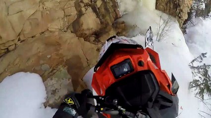 Ce rider en Motoneige prend des chemins impossibles en montagne !