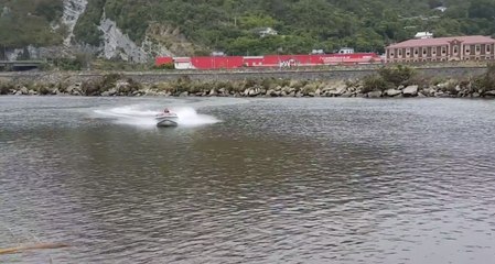 Un homme fait le malin sur son bateau et se prend un poteau en pleine face (Vidéo)