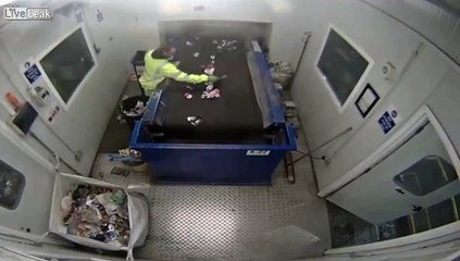 Il déclenche un fumigène en triant le recyclage des déchets !