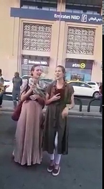 foreign ladies singing Laal Meri Pat in Dubai