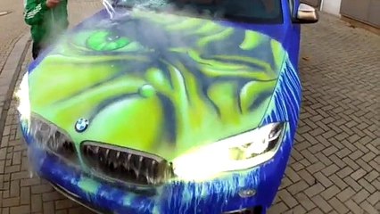 Il jette de l'eau chaude sur sa voiture, et le résultat est surprenant !