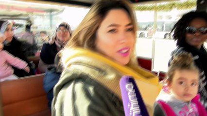 Un petit train de Noël fait le tour de la ville de Martigues