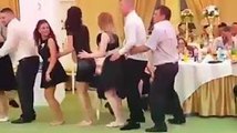 Penguen Dansı Yapmaya Çalışan Adamın Komik Videosu :)