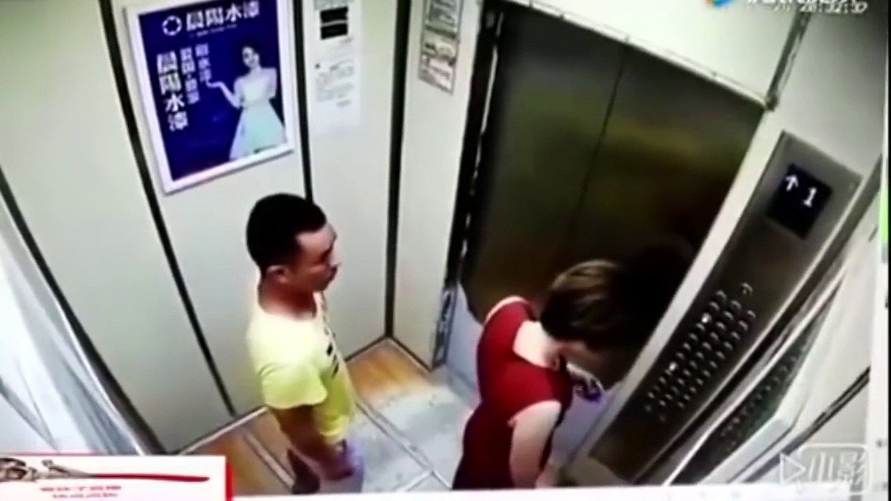 Asansörde inanılmaz an.. Hem de çocuğunun yanında!!