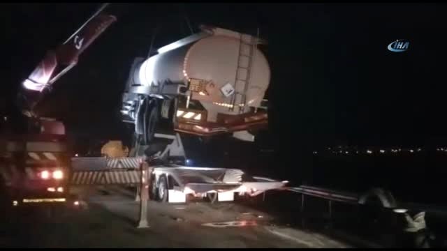 Lastiği Patlayan Tanker Tır'a Çarptı: 1 Yaralı