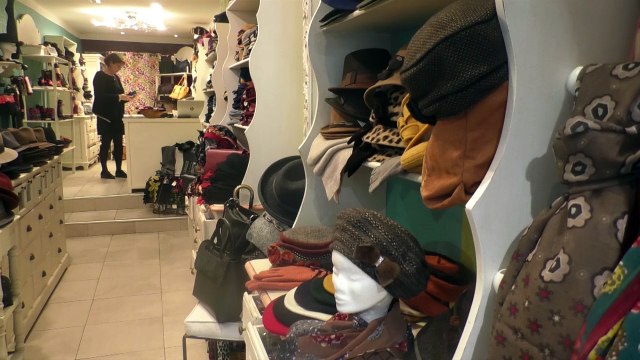Alpes de Haute Provence : Des chapeaux par milliers à Sisteron dans la boutique Luxe et Toc
