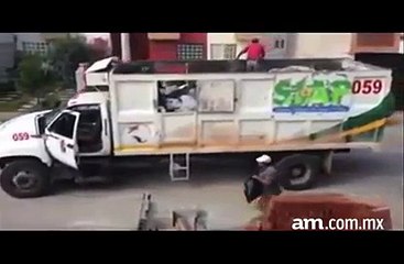 Video herunterladen: Un camion poubelle sans chauffeur... Les éboueurs mexicains sont tarés