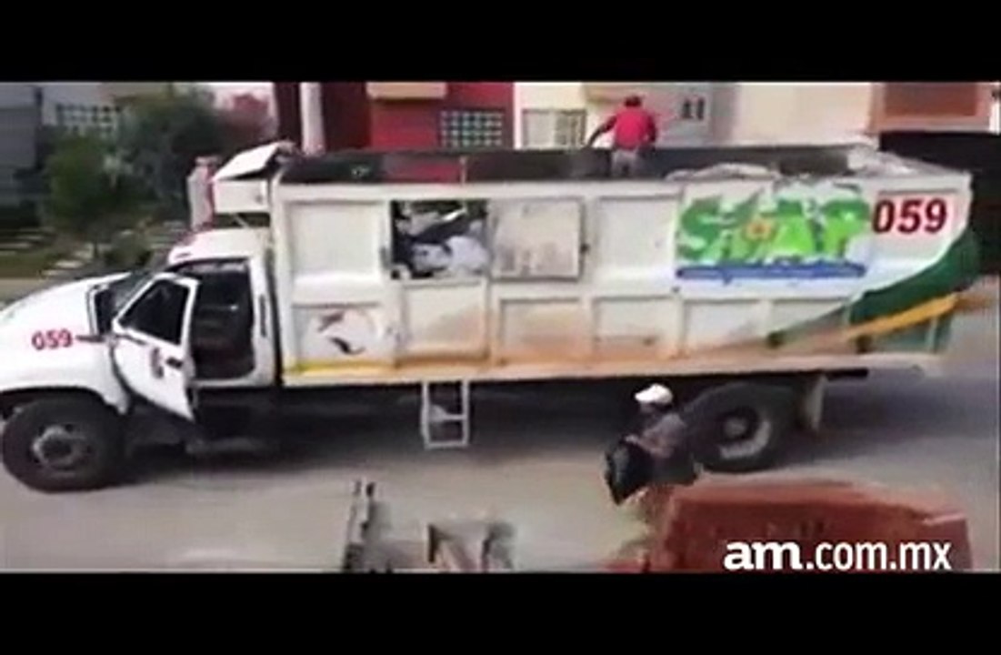 Un camion poubelle sans chauffeur... Les éboueurs mexicains sont tarés