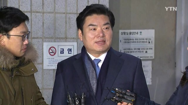 '정치자금법 위반 혐의' 원유철 의원, 17시간 조사 뒤 귀가 / YTN