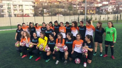 CHP Genel Başkan Yardımcısı Cankurtaran, kadın futbolcularla maça çıktı - ANKARA