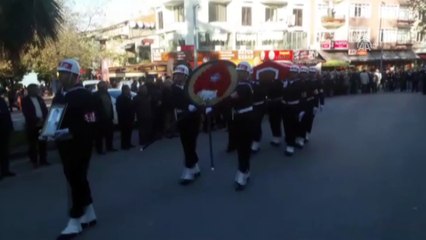 Sanatçı Işıklı'nın Kıbrıs gazisi babası son yolculuğuna uğurlandı - KOCAELİ