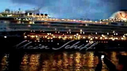 Ship Spotting_ _Mein Schiff_ bei Nacht im Hamburger Hafen