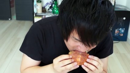 エビを食べ過ぎた男にエビの幽霊が襲いかかる。-Qkbdk_U1sA4