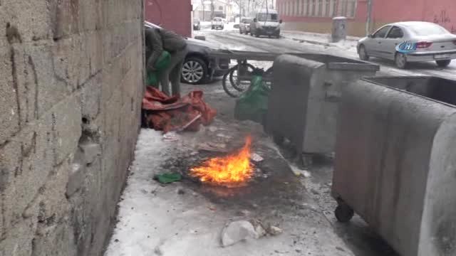 Ailesini Yanmış Kömürleri Toplayarak Geçindiriyor