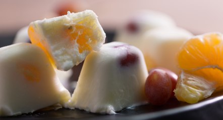 طريقة عمل مكعبات الثلج بالفواكه