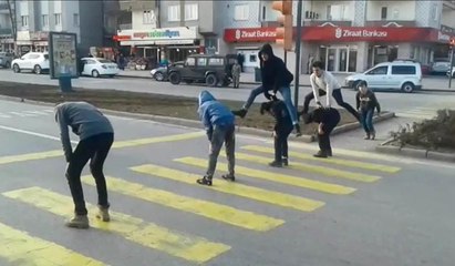 Öğrenciler kırmızı ışıkta birdirbir oynadı