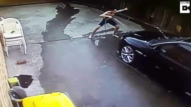 Il demande à son fils de laver la voiture mais ne s'attendait pas à ça... LoL