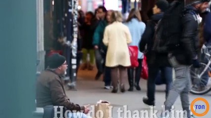 Pour Noël, il fait livrer des cadeaux à des sans-abri, la vidéo touchante !
