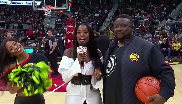 Un fan des Hawks remporte 10 000 dollars avec un tir du milieu du terrain