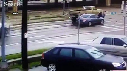 Kamyonet otomobile, otomobil adama çarptı