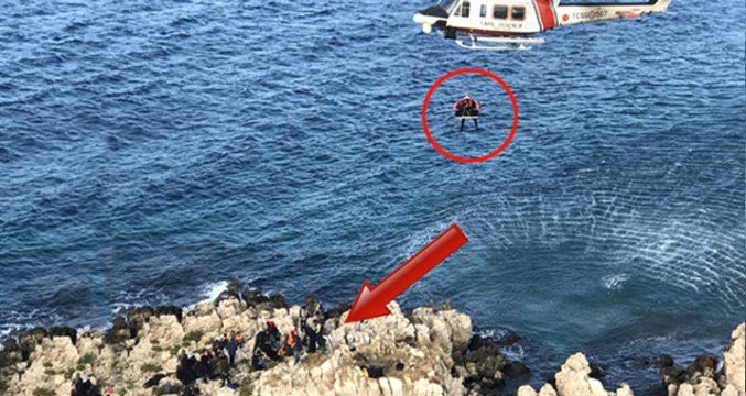 Yunan Adalarına Kaçan Göçmenler, İzmir Açıklarındaki Kayalıklarda Mahsur Kaldı