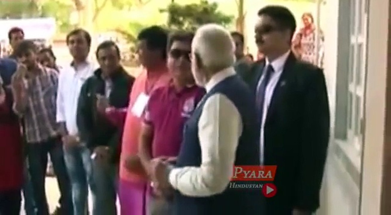 Narendra Modi ने Gujarat में लाइन में लगकर डाला वोटलगे मोदी-मोदी के नारे अपने भाई के छुए पैर