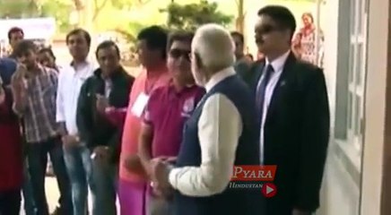 Narendra Modi ने Gujarat में लाइन में लगकर डाला वोटलगे मोदी-मोदी के नारे अपने भाई के छुए पैर
