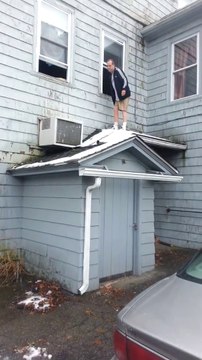 Ce débile se rate en sautant du toit et fini KO au sol