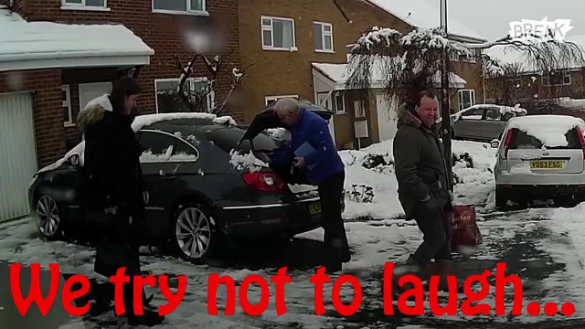 Un abruti utilise la fonction ouverture automatique de son coffre.. Recouvert de neige !