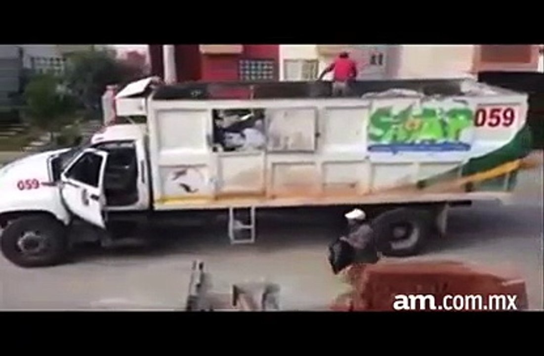 Un camion poubelle sans chauffeur... Les éboueurs mexicains sont tarés